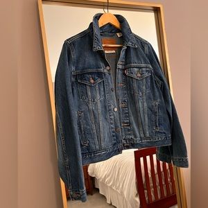 Worn ONCE, too big. Relaxed-fit Levi’s “Trucker” denim jacket with a '90s feel.
